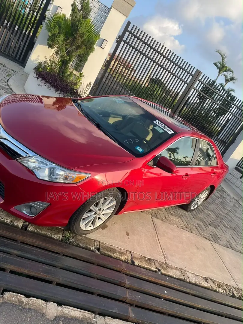 Toyota Camry XLE 4dr Sedan (2.5L 4cyl 6A) 2012
