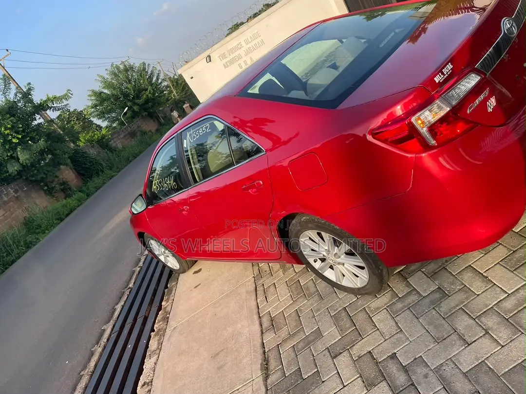 Toyota Camry XLE 4dr Sedan (2.5L 4cyl 6A) 2012