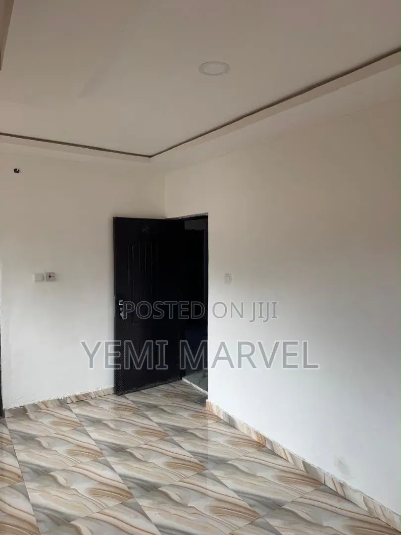 3bdrm Block of Flats in Oluyole Estate, for rent