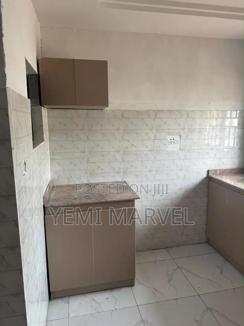 3bdrm Block of Flats in Oluyole Estate, for rent