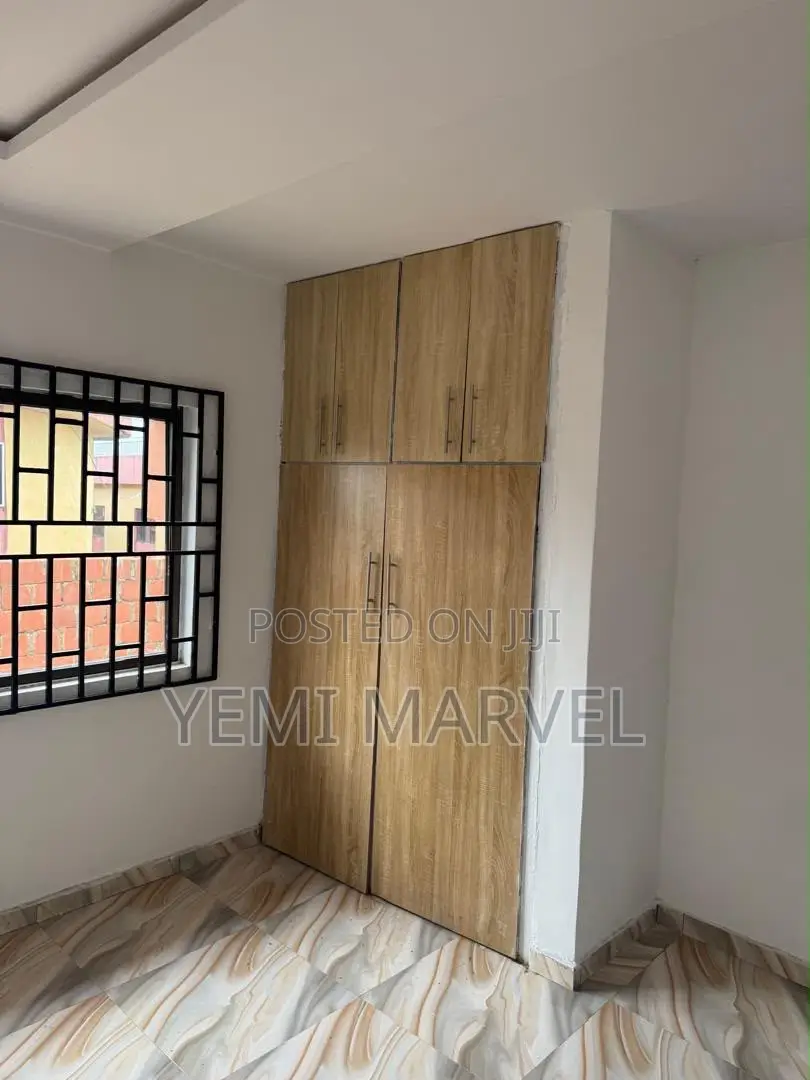 3bdrm Block of Flats in Oluyole Estate, for rent