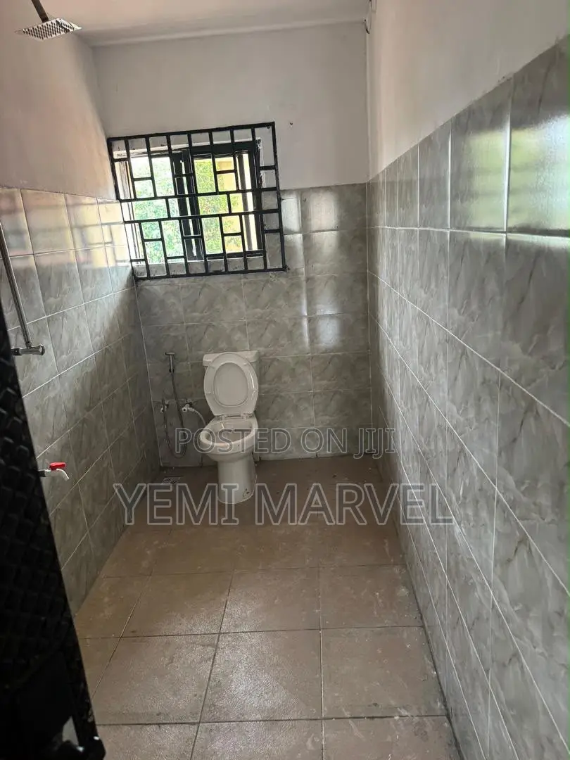 3bdrm Block of Flats in Oluyole Estate, for rent