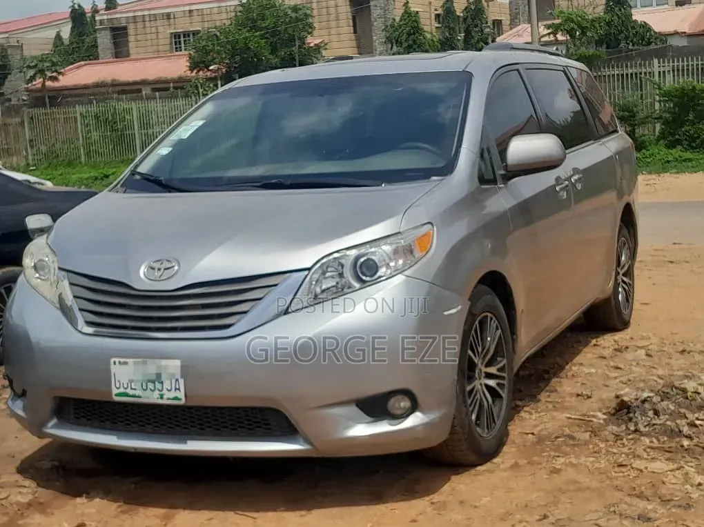 Toyota Sienna 2010 Silver