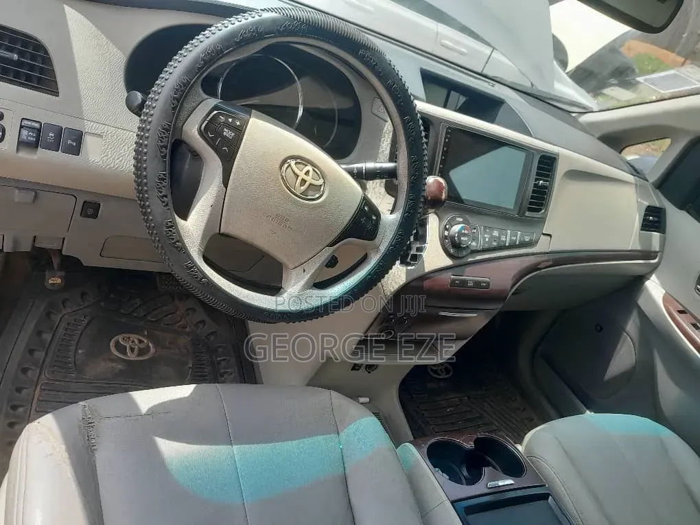 Toyota Sienna 2010 Silver