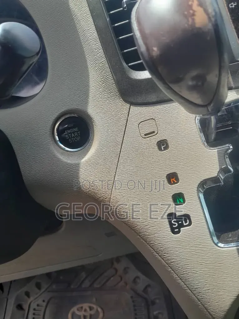 Toyota Sienna 2010 Silver