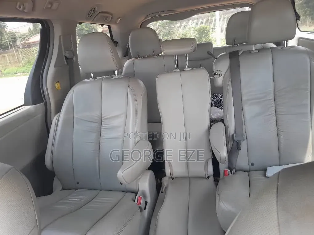 Toyota Sienna 2010 Silver