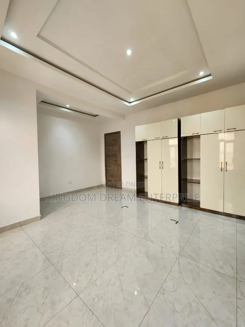 3bdrm Apartment in Lekki Phase 1 Lagos for rent
