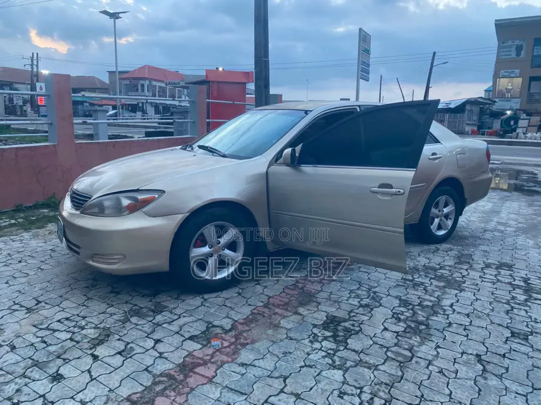 Toyota Camry 2005 Gold