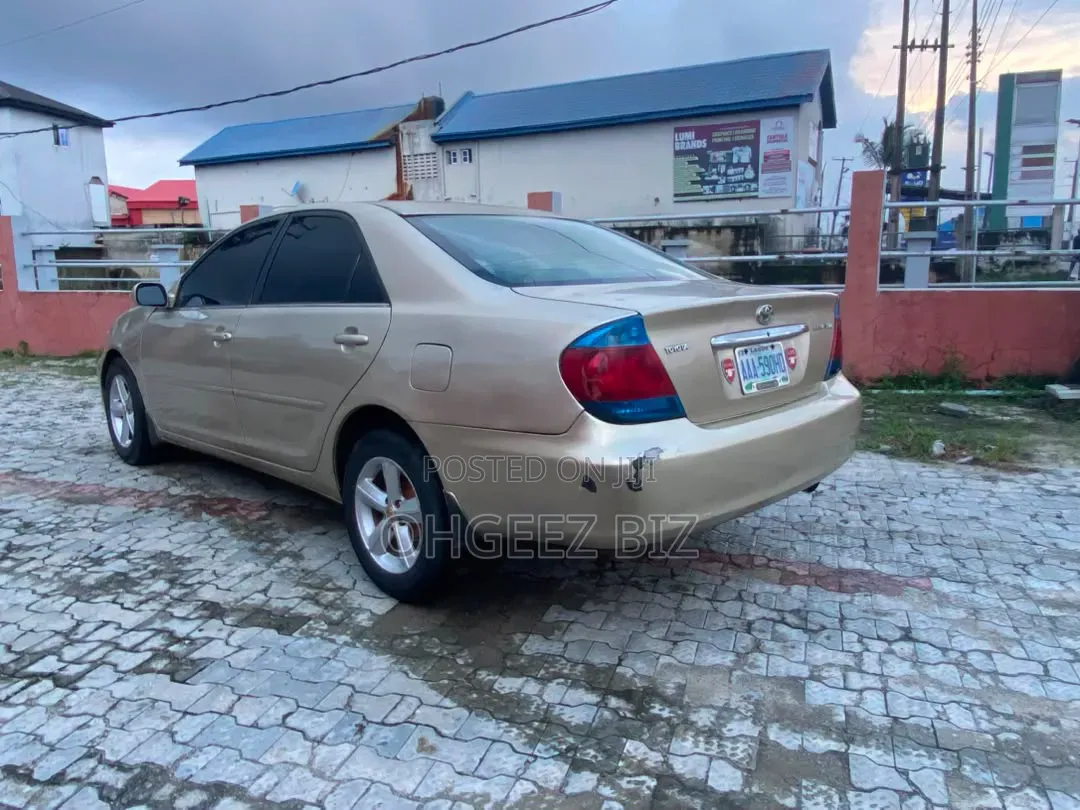 Toyota Camry 2005 Gold