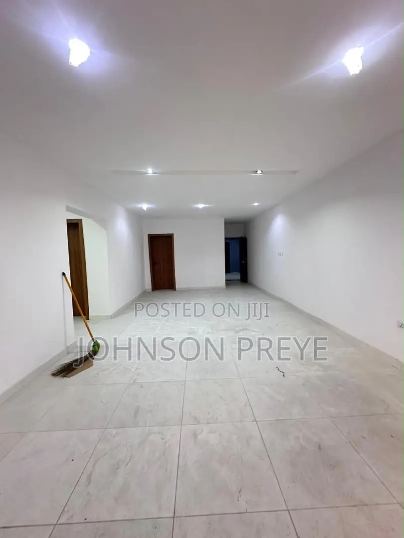2bdrm Apartment in Lekki Phase 1 for rent