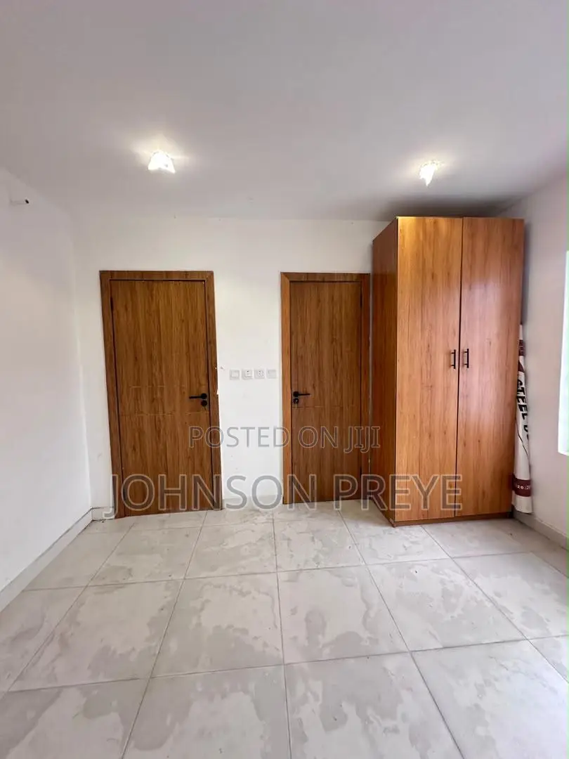 2bdrm Apartment in Lekki Phase 1 for rent