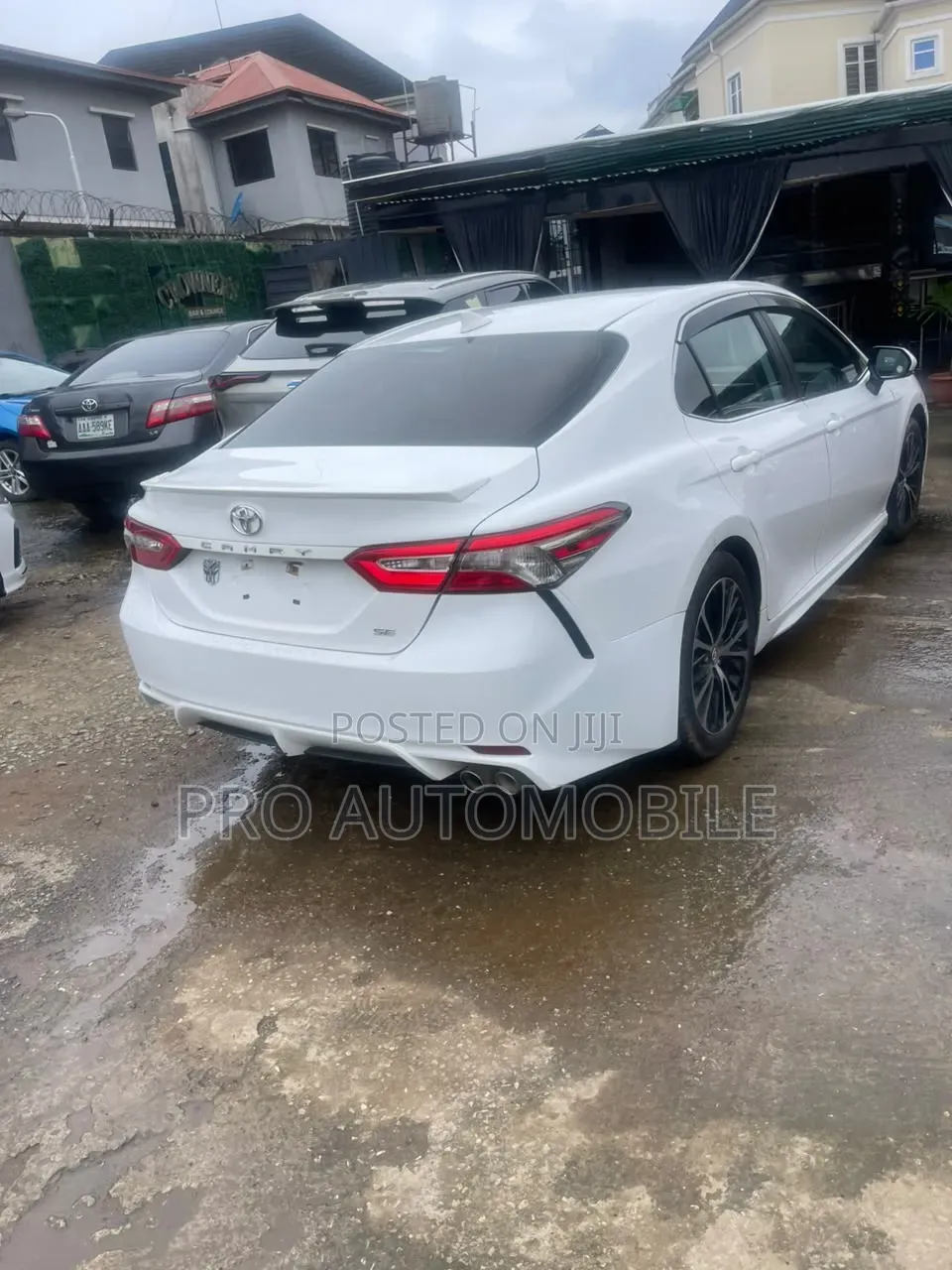 Toyota Camry SE (2.5L 4cyl 8A) 2019 White