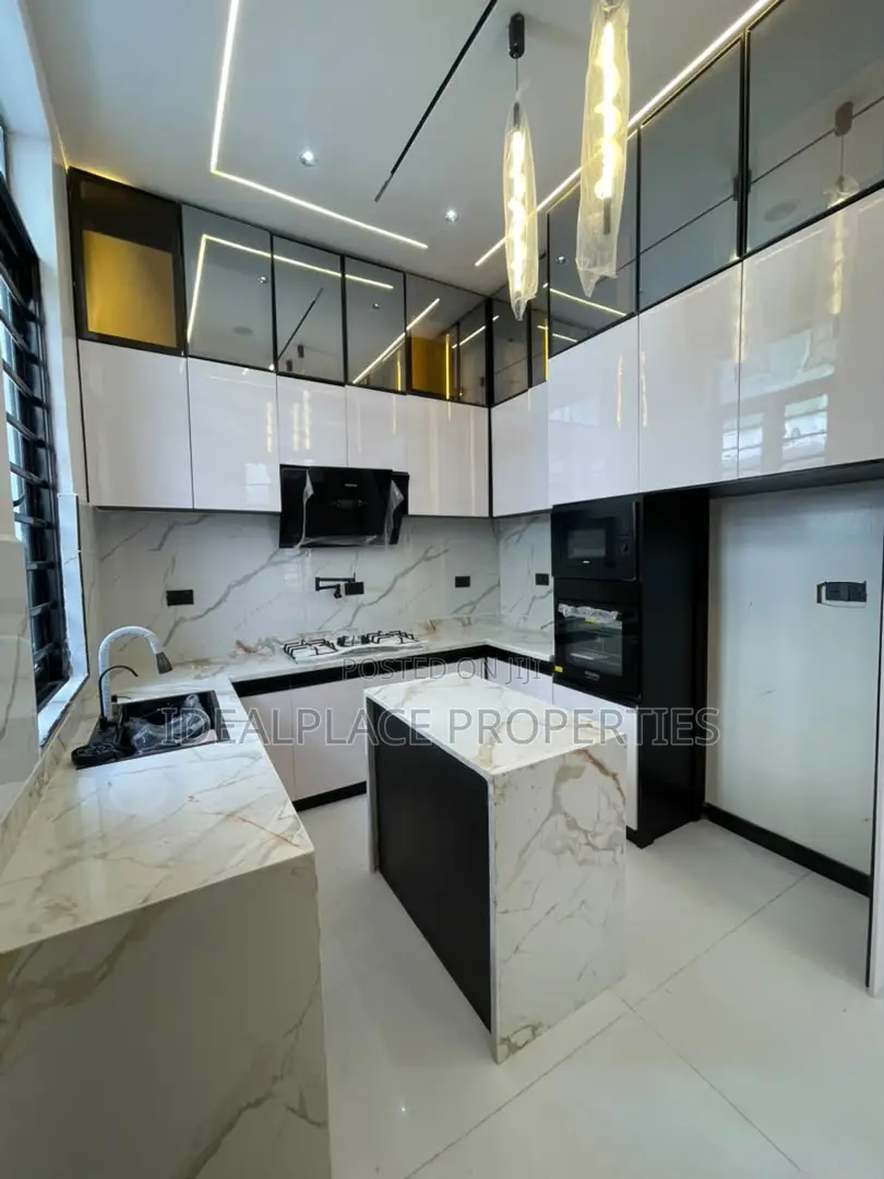4bdrm Duplex in Ikota for sale