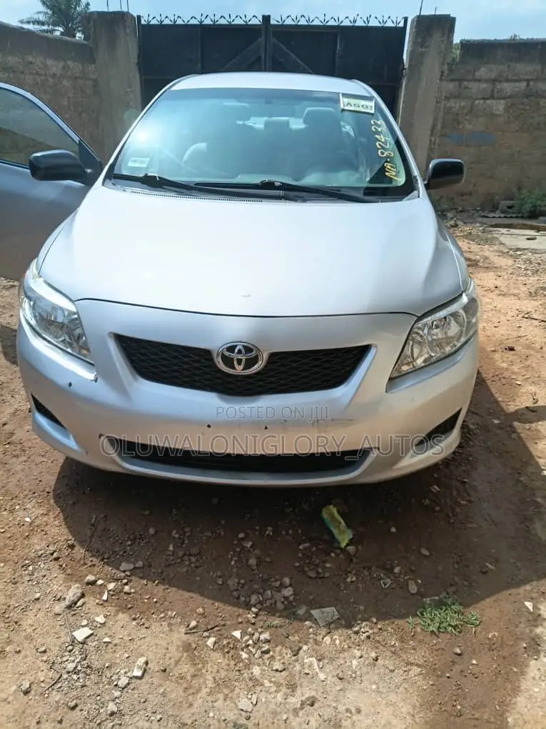 Toyota Corolla Base 4dr Sedan (1.8L 4cyl 5M) 2010 Silver