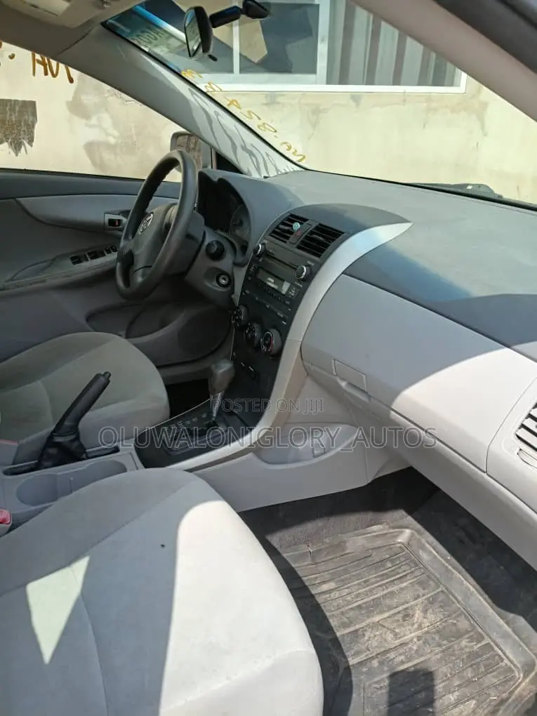 Toyota Corolla Base 4dr Sedan (1.8L 4cyl 5M) 2010 Silver