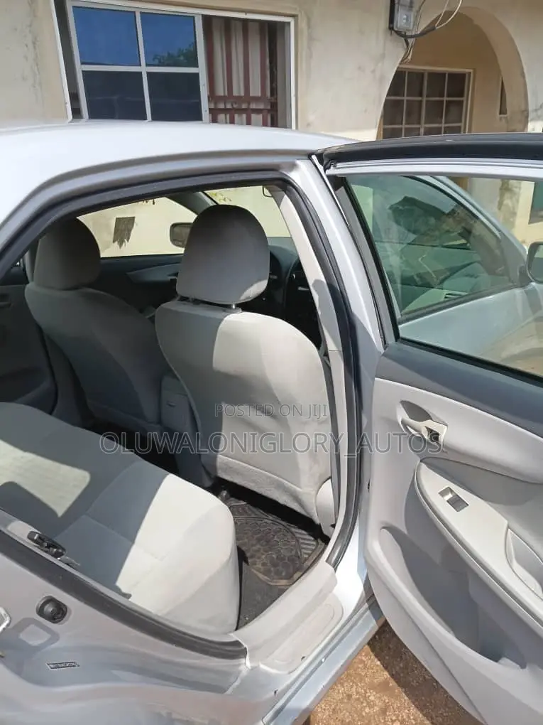 Toyota Corolla Base 4dr Sedan (1.8L 4cyl 5M) 2010 Silver