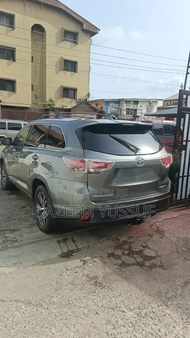 Toyota Highlander XLE V6 4x4 (3.5L 6cyl 6A) 2016 Green