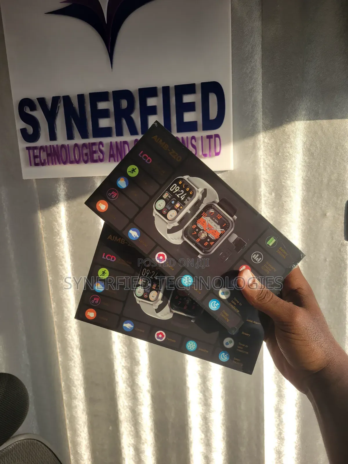 AIMB-Z20 Is a 2-in-1 Bluetooth Calling Smartwatch