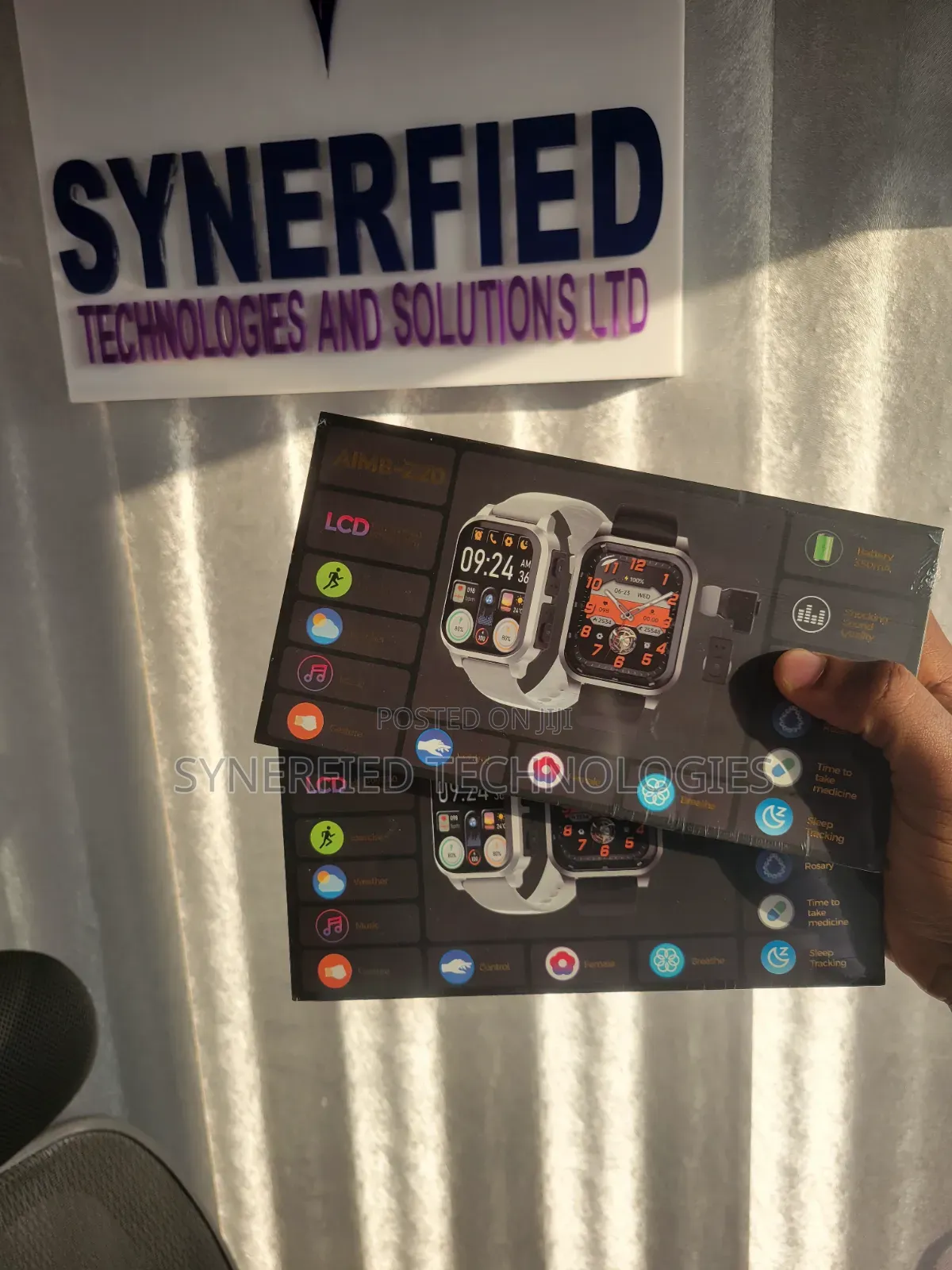 AIMB-Z20 Is a 2-in-1 Bluetooth Calling Smartwatch