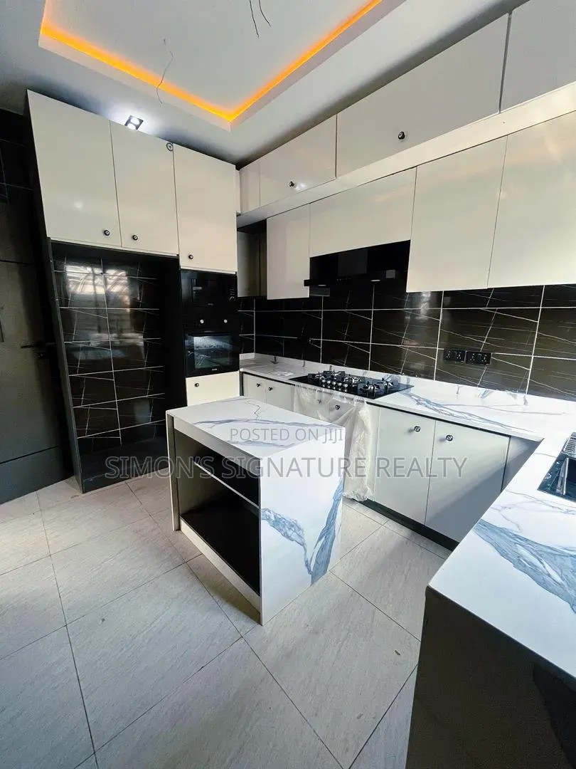 4bdrm Duplex in Chevron for sale