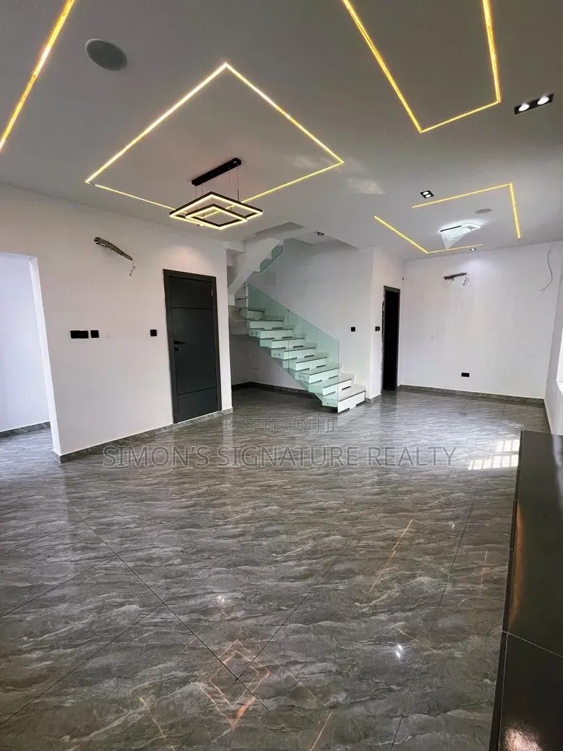 4bdrm Duplex in Chevron for sale