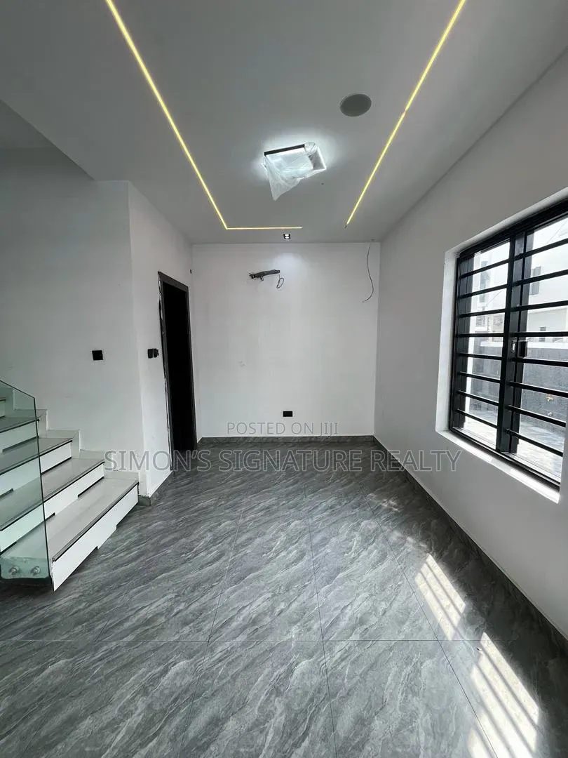 4bdrm Duplex in Chevron for sale