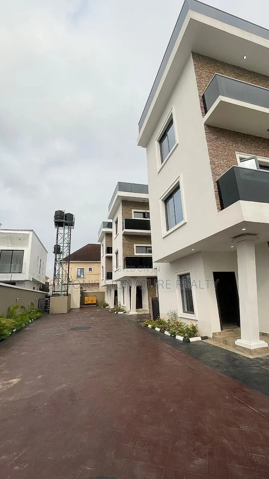 4bdrm Duplex in Chevron for sale