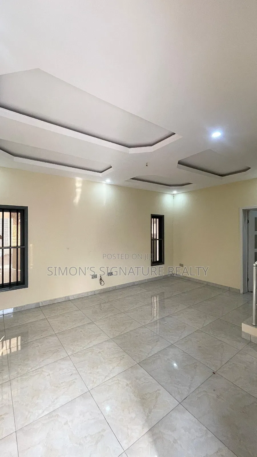 4bdrm Duplex in Chevron for sale