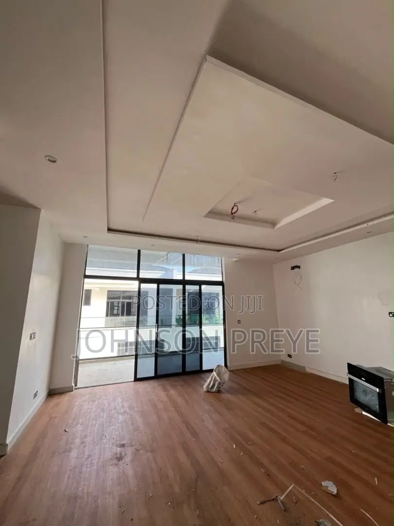 2bdrm Apartment in Lekki Phase 1 Right for rent