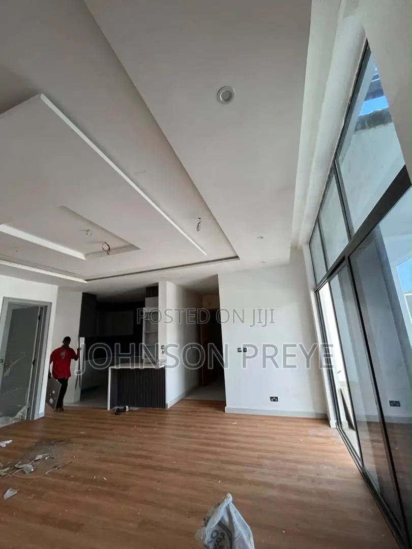 2bdrm Apartment in Lekki Phase 1 Right for rent
