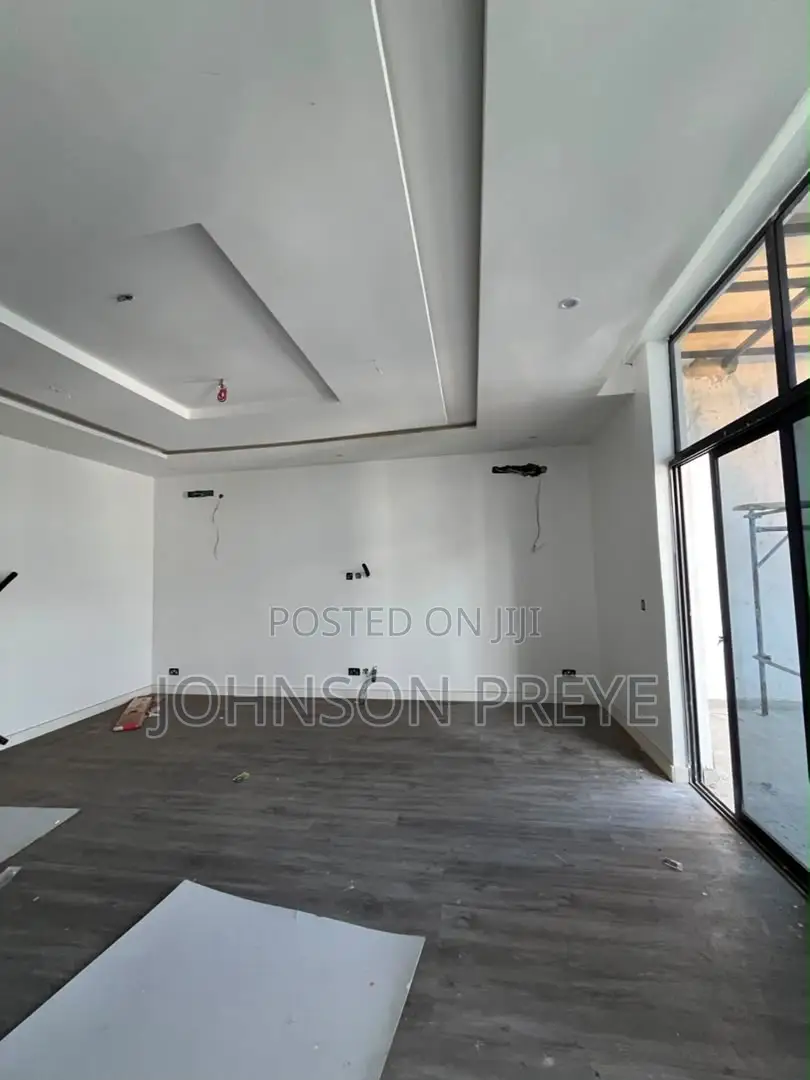 2bdrm Apartment in Lekki Phase 1 Right for rent