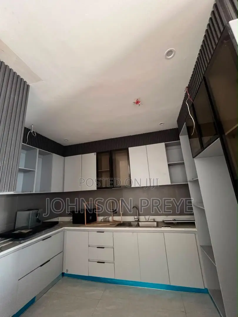 2bdrm Apartment in Lekki Phase 1 Right for rent