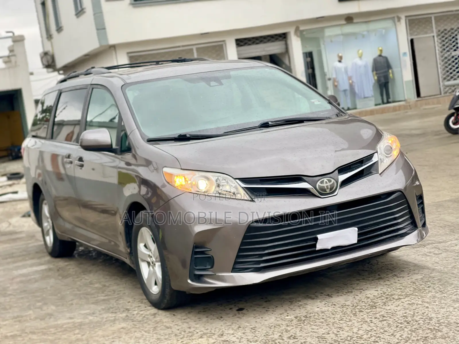 Toyota Sienna LE AWD (3.5L 6cyl 8A) 2018 Gray