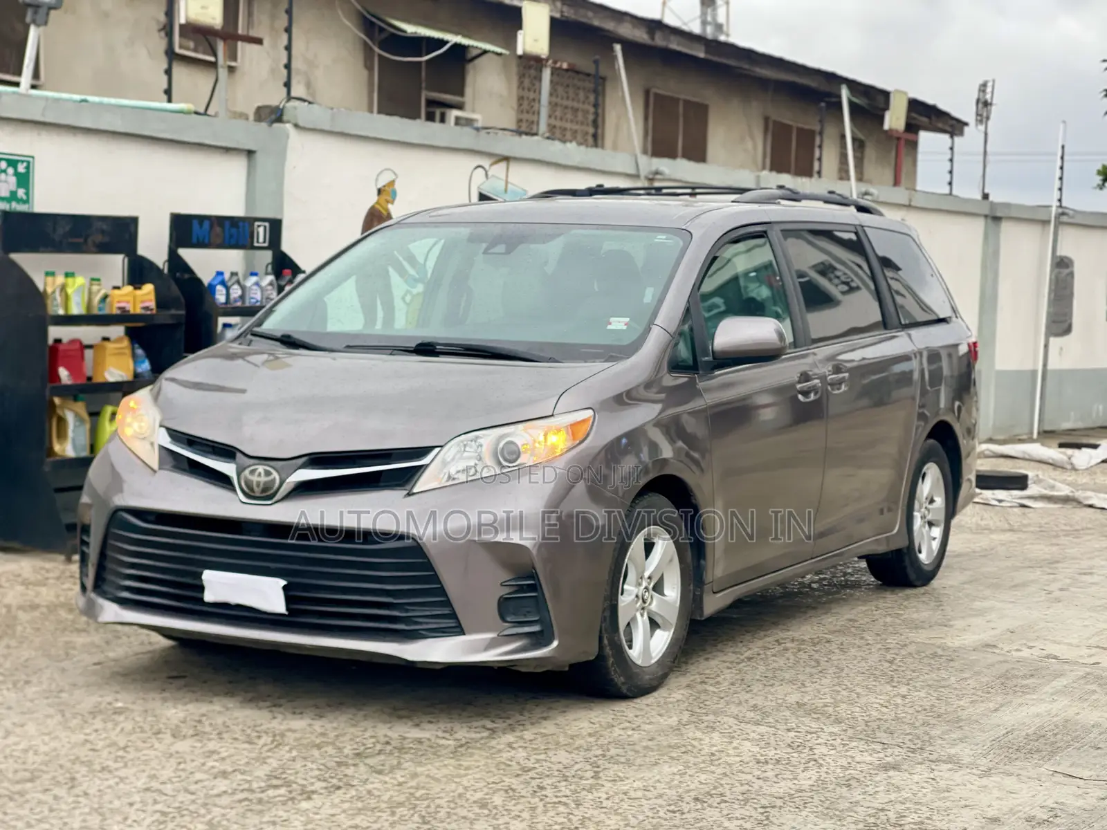Toyota Sienna LE AWD (3.5L 6cyl 8A) 2018 Gray