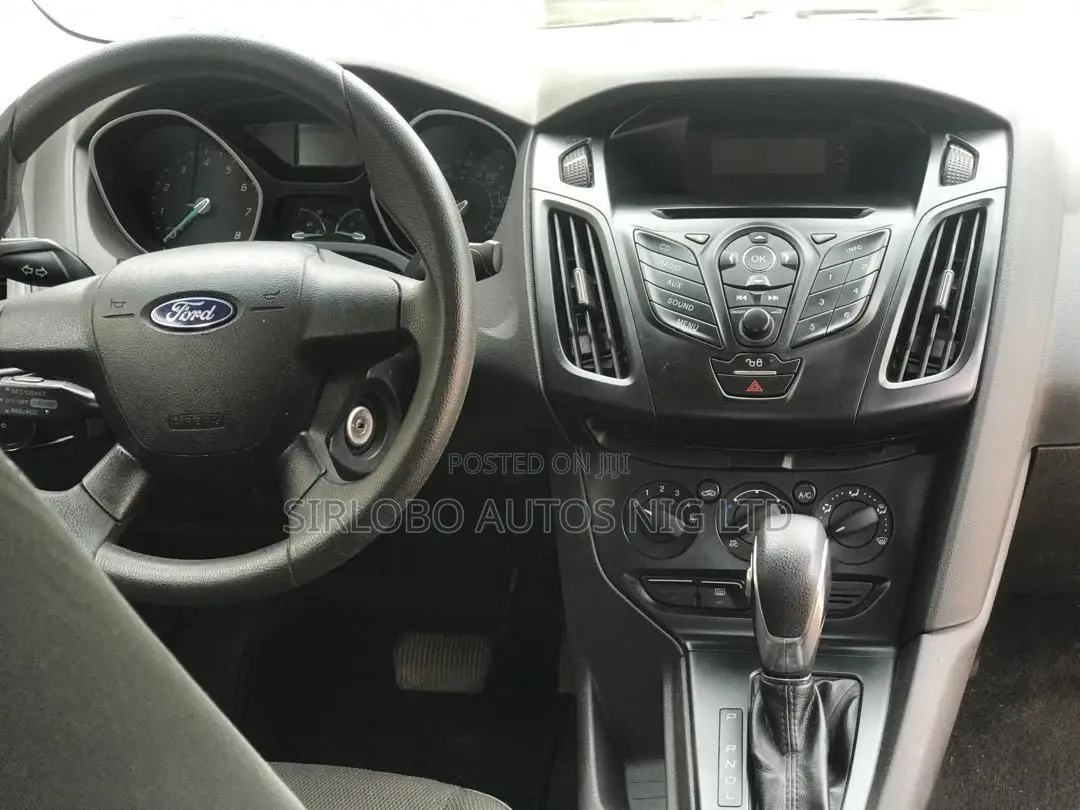 Ford Focus SE Sedan FWD (2.0L 4cyl 5M) 2012 Silver