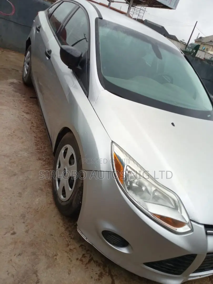 Ford Focus SE Sedan FWD (2.0L 4cyl 5M) 2012 Silver