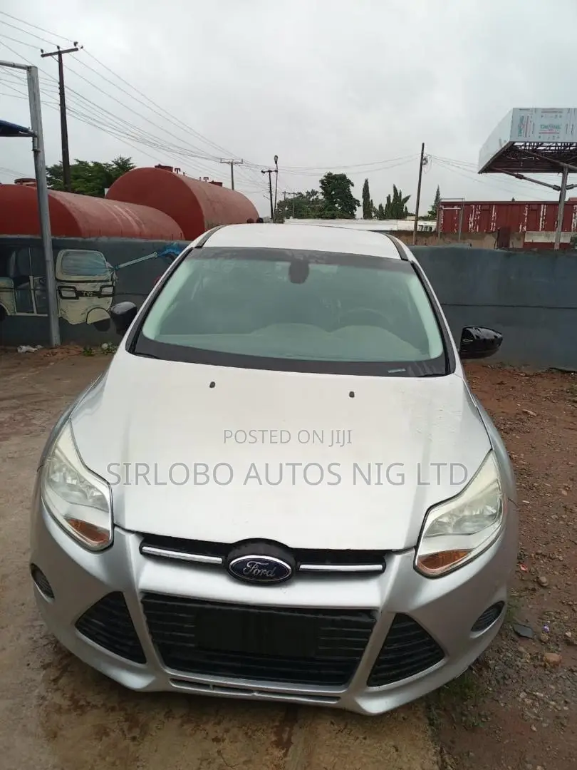 Ford Focus SE Sedan FWD (2.0L 4cyl 5M) 2012 Silver