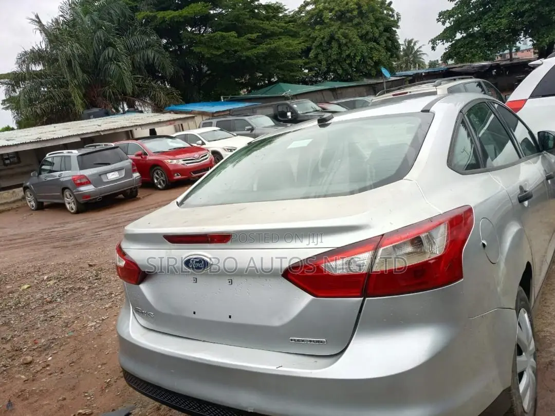 Ford Focus SE Sedan FWD (2.0L 4cyl 5M) 2012 Silver