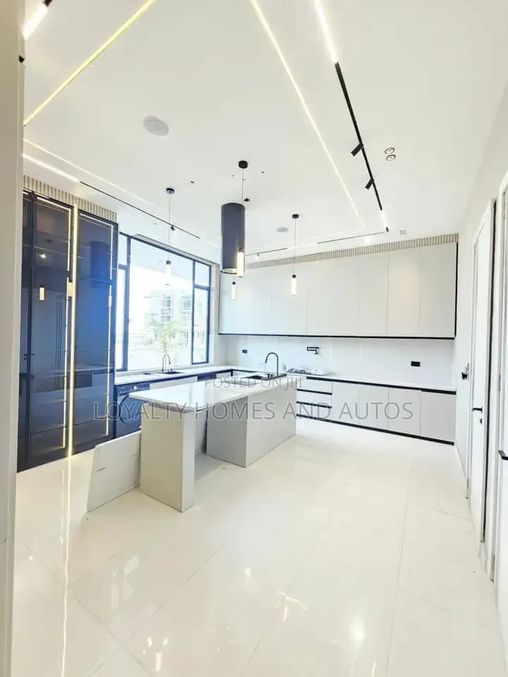 5bdrm House in Osapa london for sale