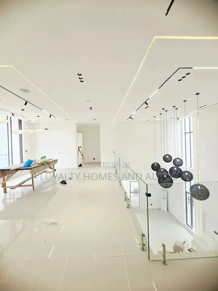 5bdrm House in Osapa london for sale