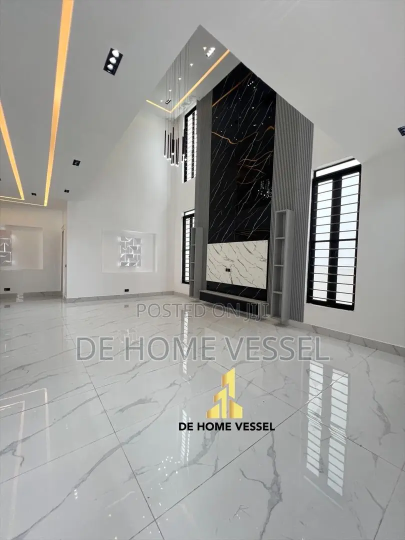 5bdrm Duplex in Chevron for sale