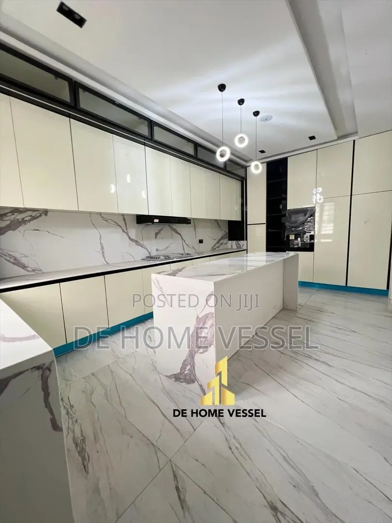 5bdrm Duplex in Chevron for sale