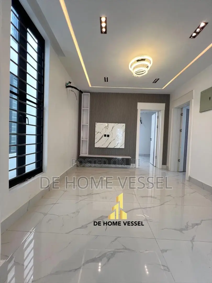 5bdrm Duplex in Chevron for sale