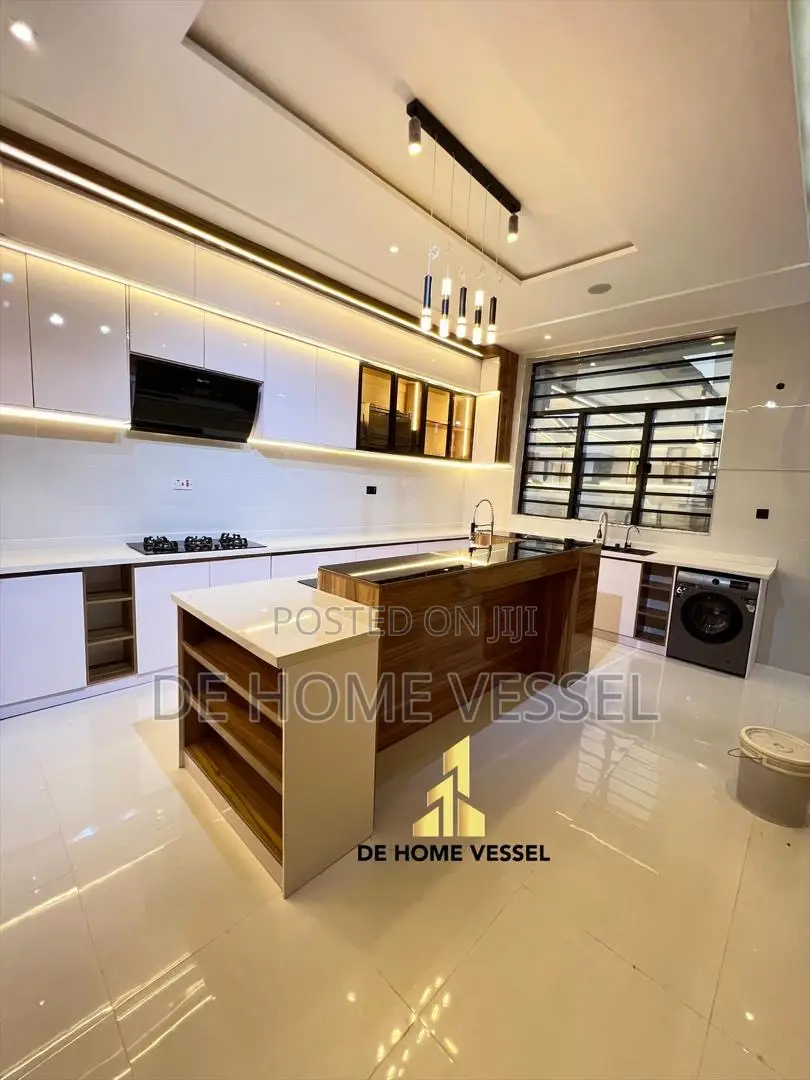 5bdrm Duplex in Ikota for sale