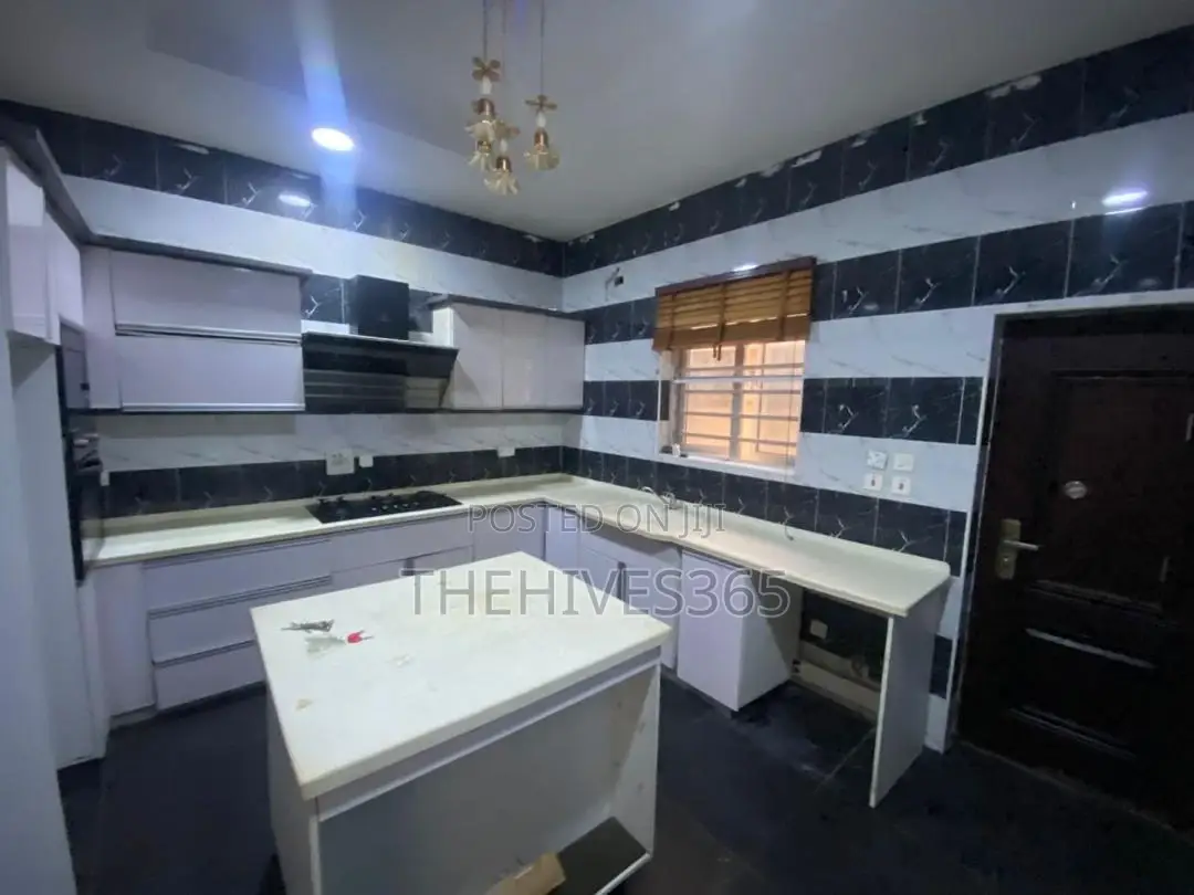 4bdrm Townhouse/Terrace in Coleman Nwafor, Lagos Island / Lagos Island