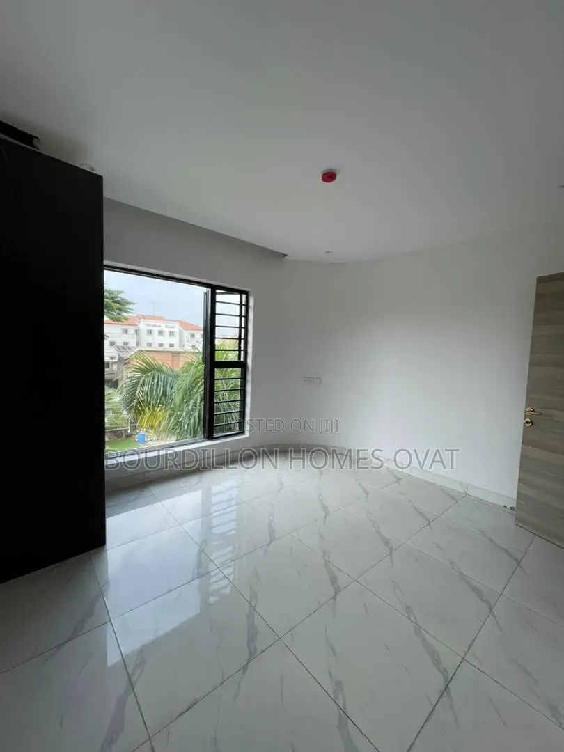 3bdrm Apartment in Lekk Phase 1 Lagos for sale