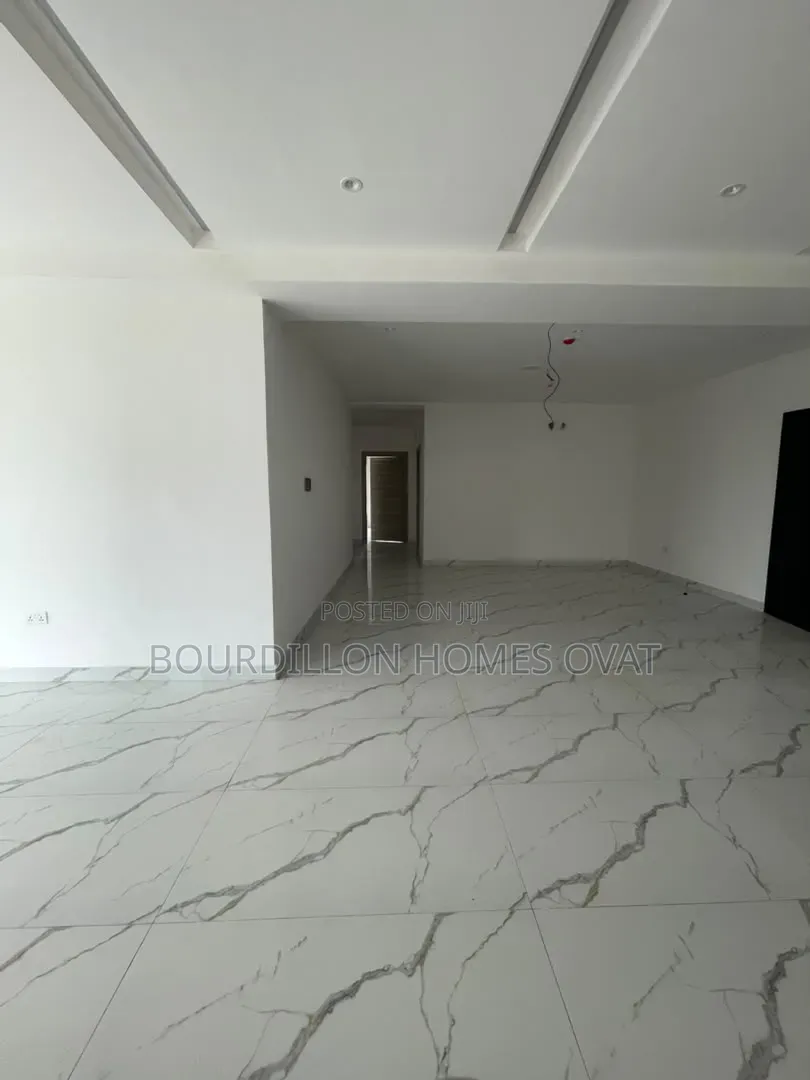 3bdrm Apartment in Lekk Phase 1 Lagos for sale