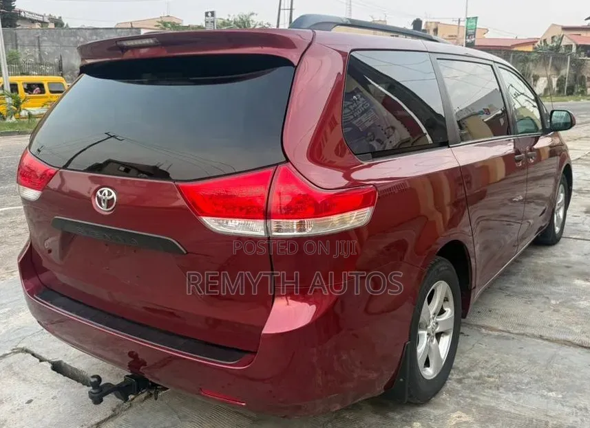 Toyota Sienna 2011 Burgundy