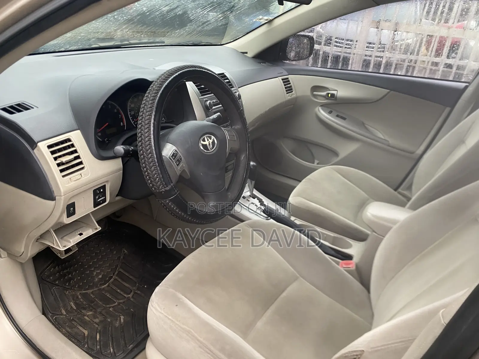 Toyota Corolla LE 4dr Sedan (1.8L 4cyl 4A) 2012 Gold