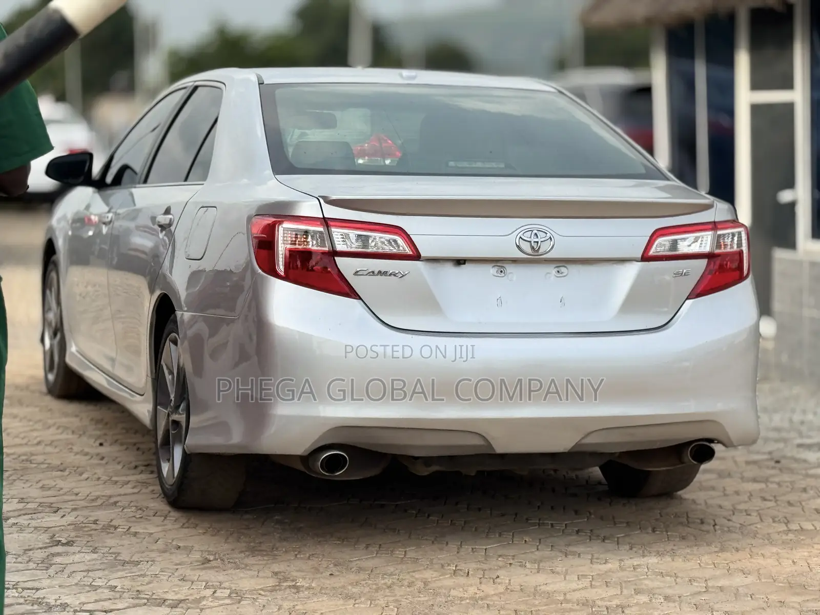 Toyota Camry SE V6 4dr Sedan (3.5L 6cyl 6A) 2013 Silver